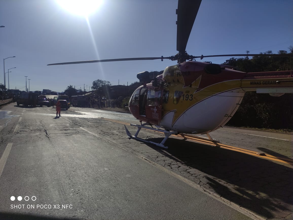 Grave acidente entre carro e ônibus deixa motorista ferido e interdita totalmente BR-040, em Congonhas - Foto: Divulgação/CBMMG