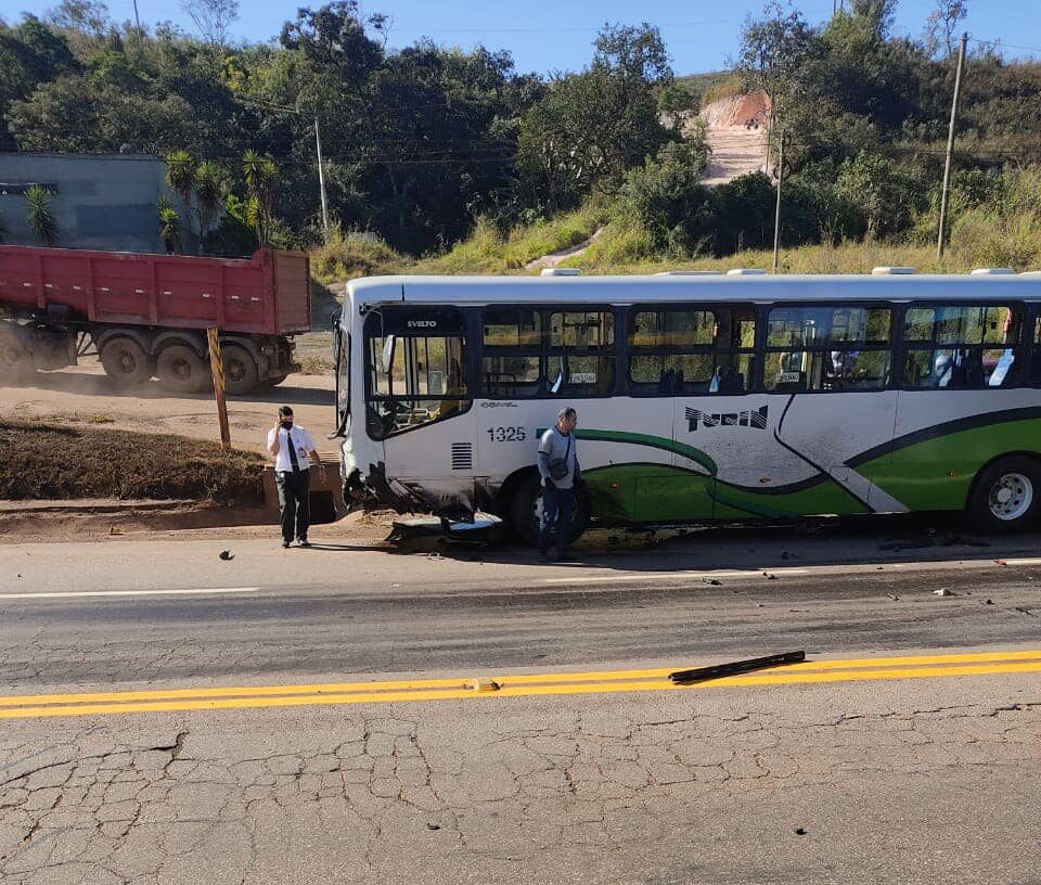 Grave acidente entre carro e ônibus interdita totalmente BR-040, em Congonhas