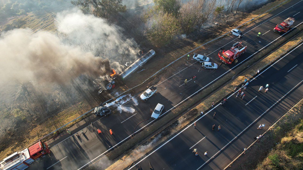 Duas pessoas morrem em engavetamento envolvendo sete veículos na BR-050, em Araguari - Foto: Divulgação/CBMMG