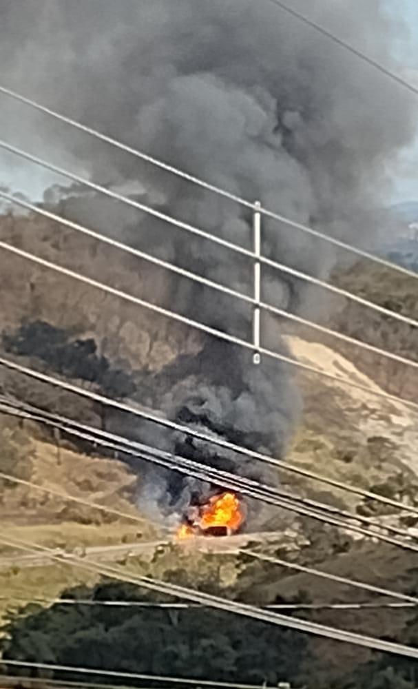 Grave acidente entre caminhão e carreta bitrem interdita BR-262, em Betim - Foto: Reprodução/Redes Sociais