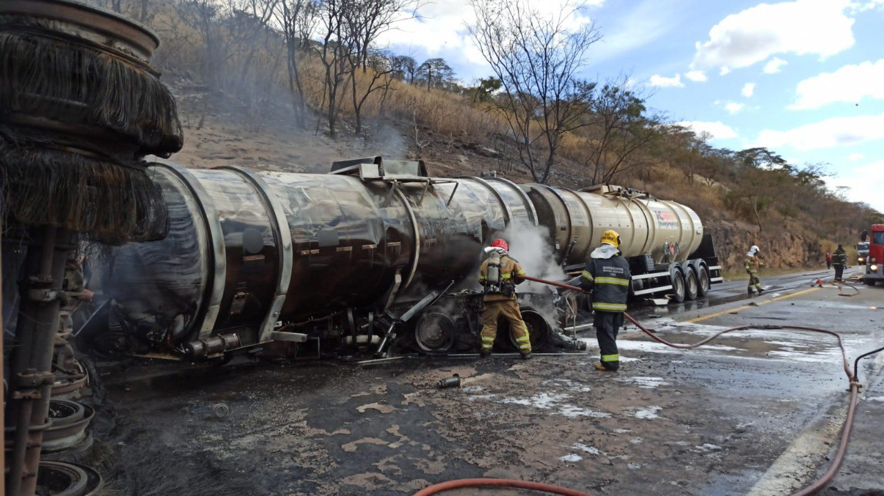 BR-262, em Betim, continua totalmente interdita há mais de 8 horas - Foto: Divulgação/CBMMG