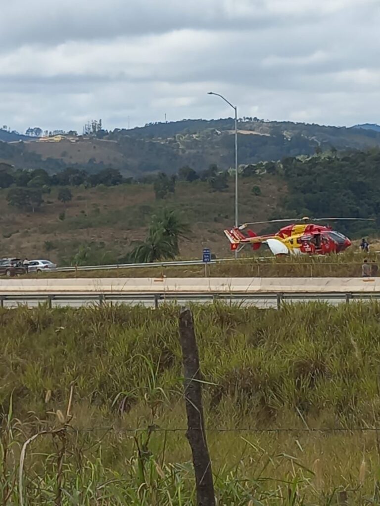 Quatro pessoas ficam feridas após carro capotar na BR-381, em Nova União - Foto: Reprodução/Redes Sociais