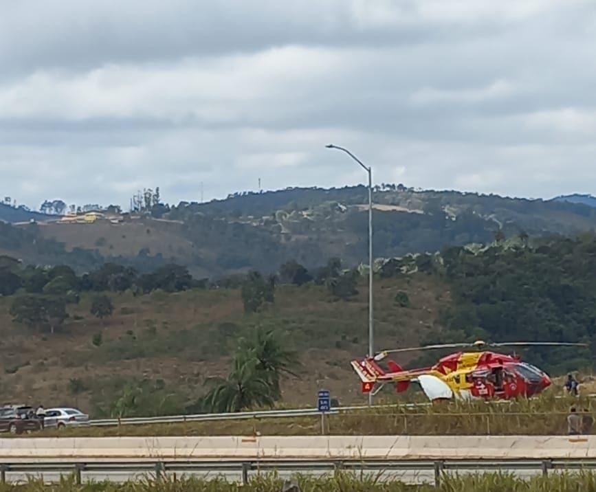 Quatro pessoas ficam feridas após carro capotar na BR-381, em Nova União - Foto: Reprodução/Redes Sociais