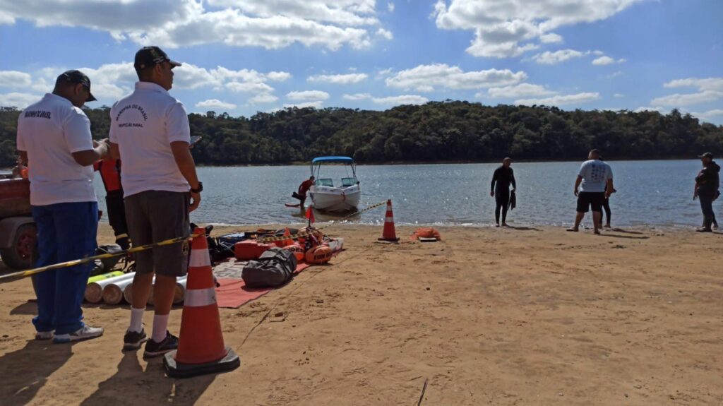 Embarcação vira e uma pessoa desaparece na Lagoa Várzea das Flores, em Contagem - Foto: Divulgação/CBMMG