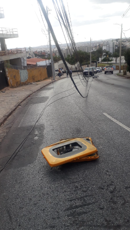 Transformador cai sobre carros e interdita Rua José Rodrigues Pereira, no bairro Estoril, em Belo Horizonte - Foto: Divulgação/BHTrans