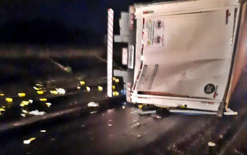 Pista é parcialmente liberada após carreta carregada com cerveja tomba na Rodovia Fernão Dias, em Estiva - Foto: Reprodução/Redes Sociais