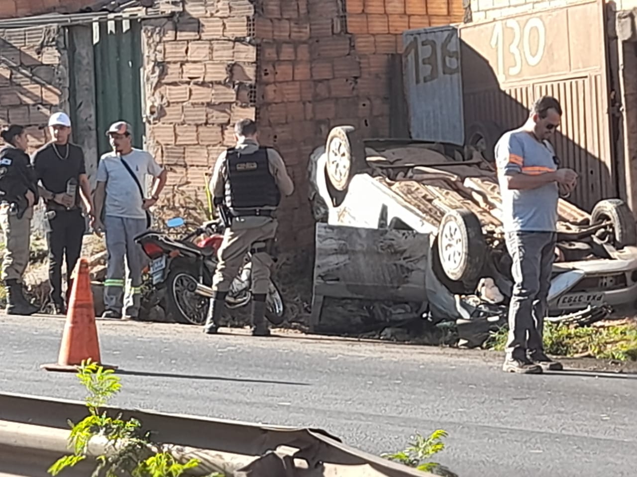 Carro capota e tomba sobre casas na Vila da Luz, no Anel Rodoviário de Belo Horizonte - Foto: Flávio Ruy/Por Dentro de Minas