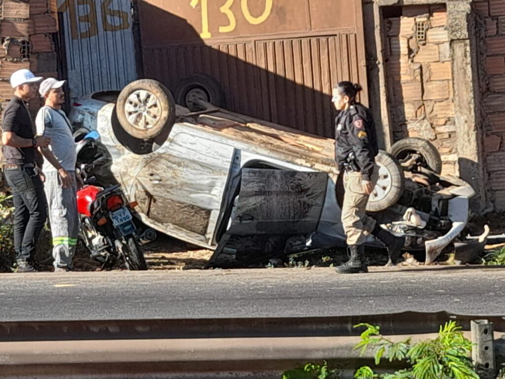 Carro capota e tomba sobre casas na Vila da Luz, no Anel Rodoviário de Belo Horizonte - Foto: Flávio Ruy/Por Dentro de Minas