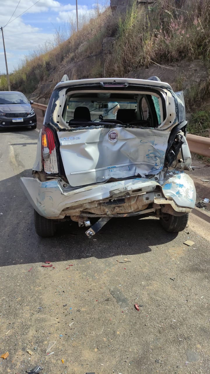 Engavetamento entre carros e caminhão deixa duas pessoas feridas na Rodovia Fernão Dias, em Betim - Foto: Divulgação/CBMMG