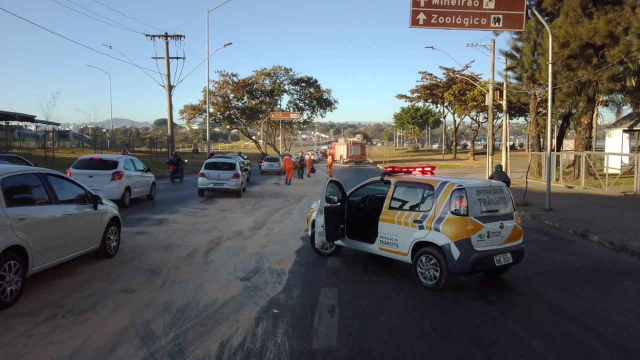 Mancha de óleo derruba cinco motociclista na Avenida Dom Pedro I, em BH - Foto: Divulgação/CBMMG