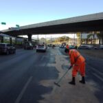 Mancha de óleo derruba cinco motociclista na Avenida Dom Pedro I, em BH - Foto: Divulgação/CBMMG