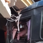 Ônibus desgovernado bate em casas e deixa três feridos no bairro Santa Terezinha, em BH - Foto: Silvana Monteiro/Defesa Civil BH