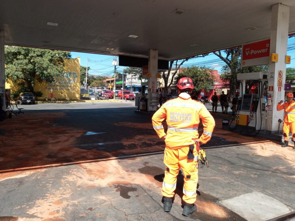 Homem surta e joga gasolina em carros dentro de posto de combustível no bairro Milionários, em BH - Foto: Divulgação/CBMMG