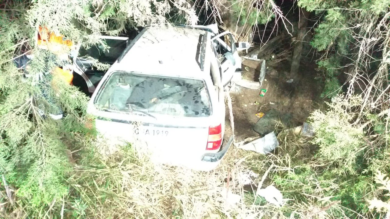 Duas pessoas morrem após carro bater contra árvore na BR-146, em Poços de Caldas - Foto: Divulgação/CBMMG