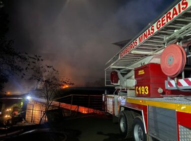 Incêndio de grandes proporções atinge galpão no bairro Várzea Alegre, em Pedro Leopoldo - Foto: Divulgação/CBMMG