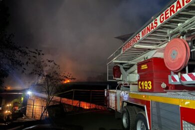 Incêndio de grandes proporções atinge galpão no bairro Várzea Alegre, em Pedro Leopoldo - Foto: Divulgação/CBMMG