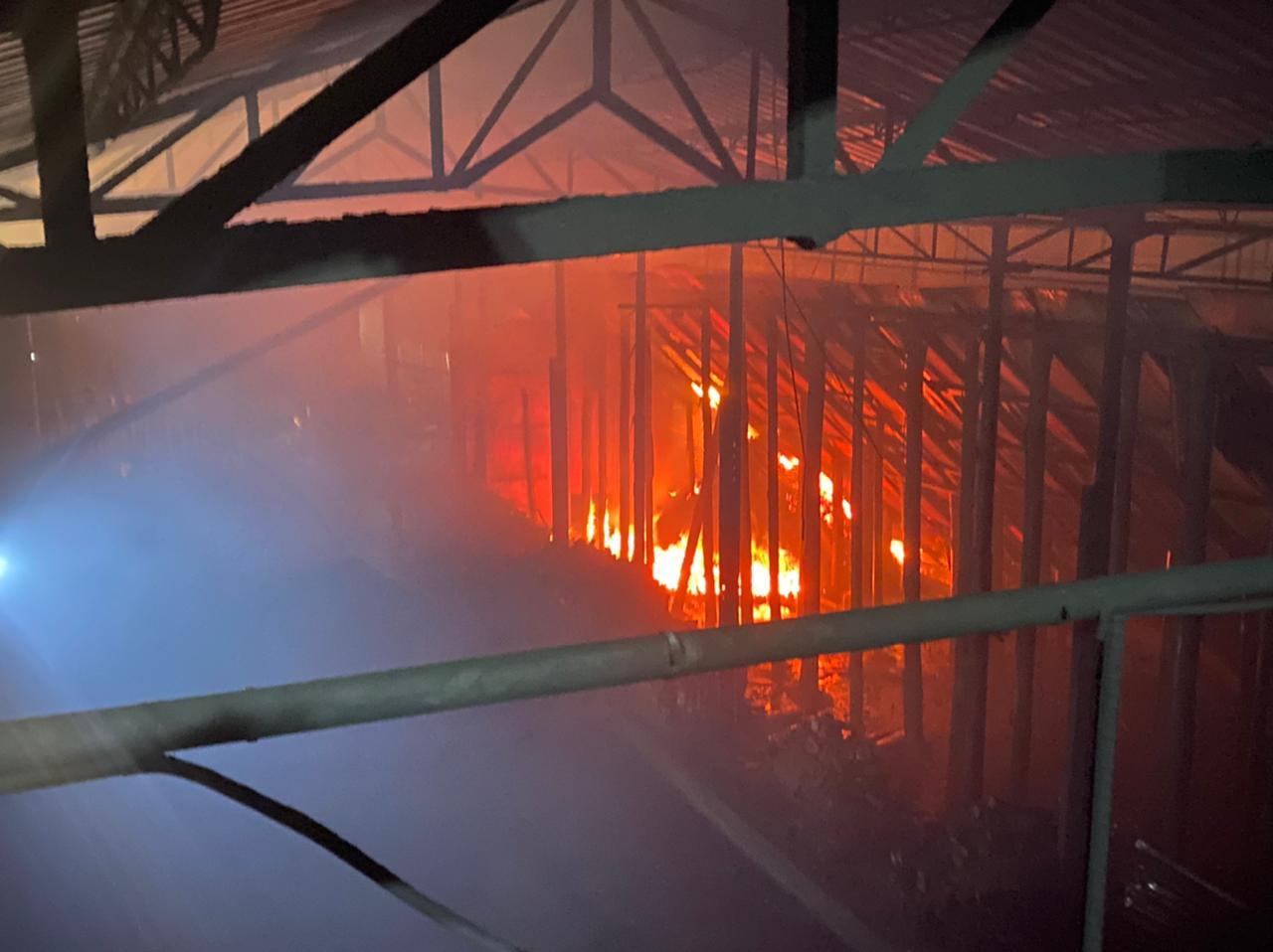 Incêndio de grandes proporções atinge galpão no bairro Várzea Alegre, em Pedro Leopoldo 2 Incêndio de grandes proporções atinge galpão no bairro Várzea Alegre, em Pedro Leopoldo - Foto: Divulgação/CBMMG