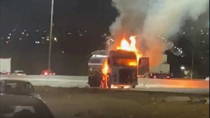 Caminhão tanque pega fogo e interditada Anel Rodoviário, no bairro São Gabriel, em BH - Foto: Reprodução/Redes Sociais