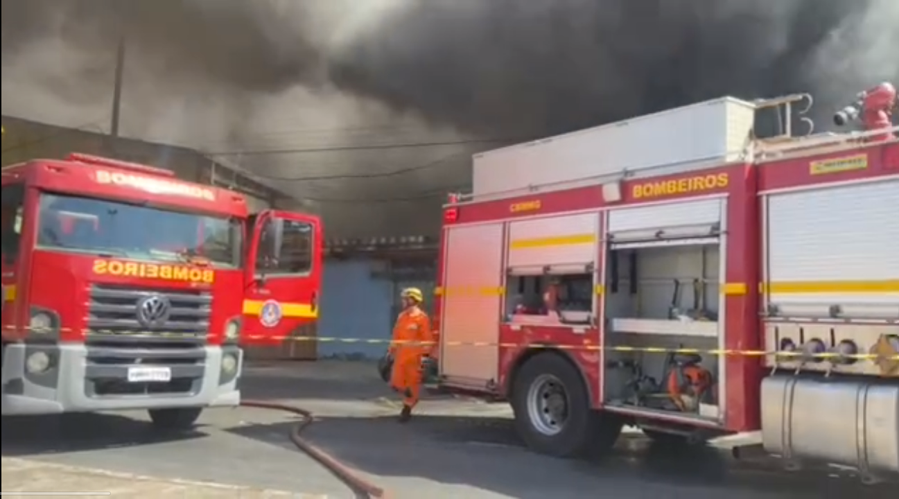 Via Expressa de Contagem segue parcialmente interditada após incêndio em borracharia - Foto: Divulgação/Guarda Municipal de Contagem