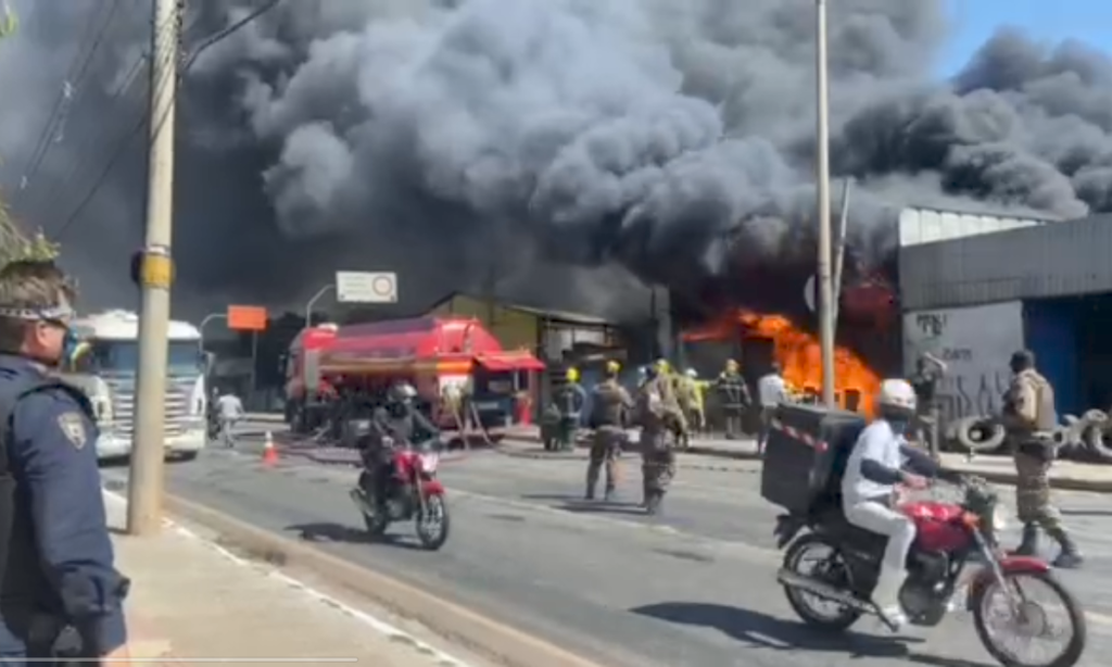 Incêndio de grandes proporções atinge borracharia na Via Expressa, no bairro Jardim Marrocos, em Contagem - Foto: Divulgação/Guarda Civil de Contagem