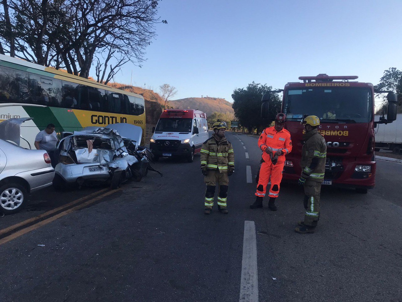 Cinco pessoas ficam feridas após acidente entre ônibus e carros na BR-116, em Tarumirim - Foto: Divulgação/CBMMG