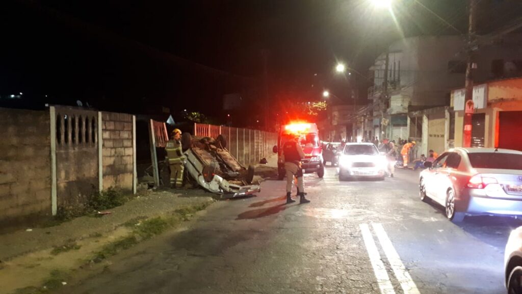 Jovem fica ferido após carro capotar no bairro Lourdes, em Conselheiro Lafaiete - Foto: Divulgação/CBMMG