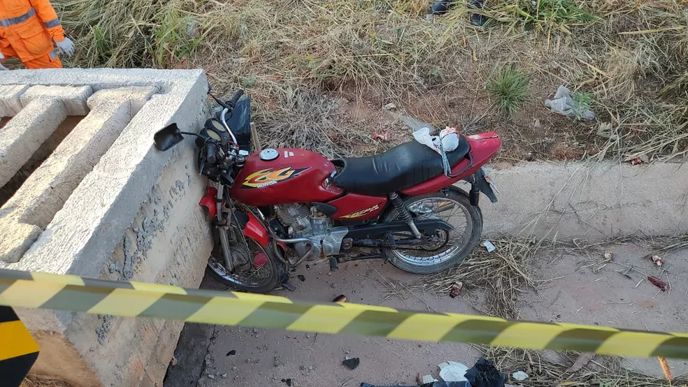 Motociclista morre após bater em bueiro na MG-050, em Carmo do Cajuru - Foto: Divulgação/PMRv