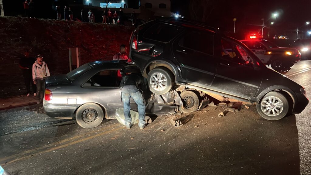 Cinco pessoas ficam feridas em grave acidente entre carros na MG-424, em Pedro Leopoldo - Foto: Reprodução/Redes Sociais