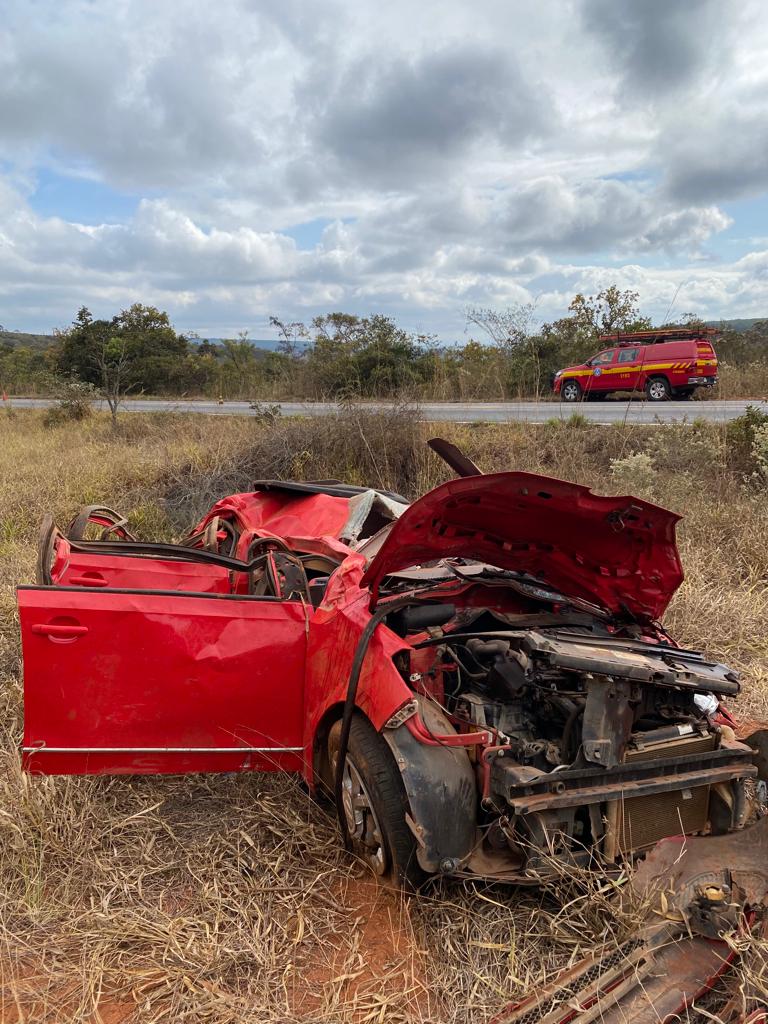 Mulher morre após capotar carro em acidente na MGC-451, em Diamantina - Foto: Divulgação/CBMMG