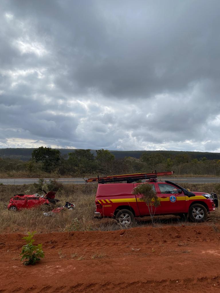 Mulher morre após capotar carro em acidente na MGC-451, em Diamantina - Foto: Divulgação/CBMMG