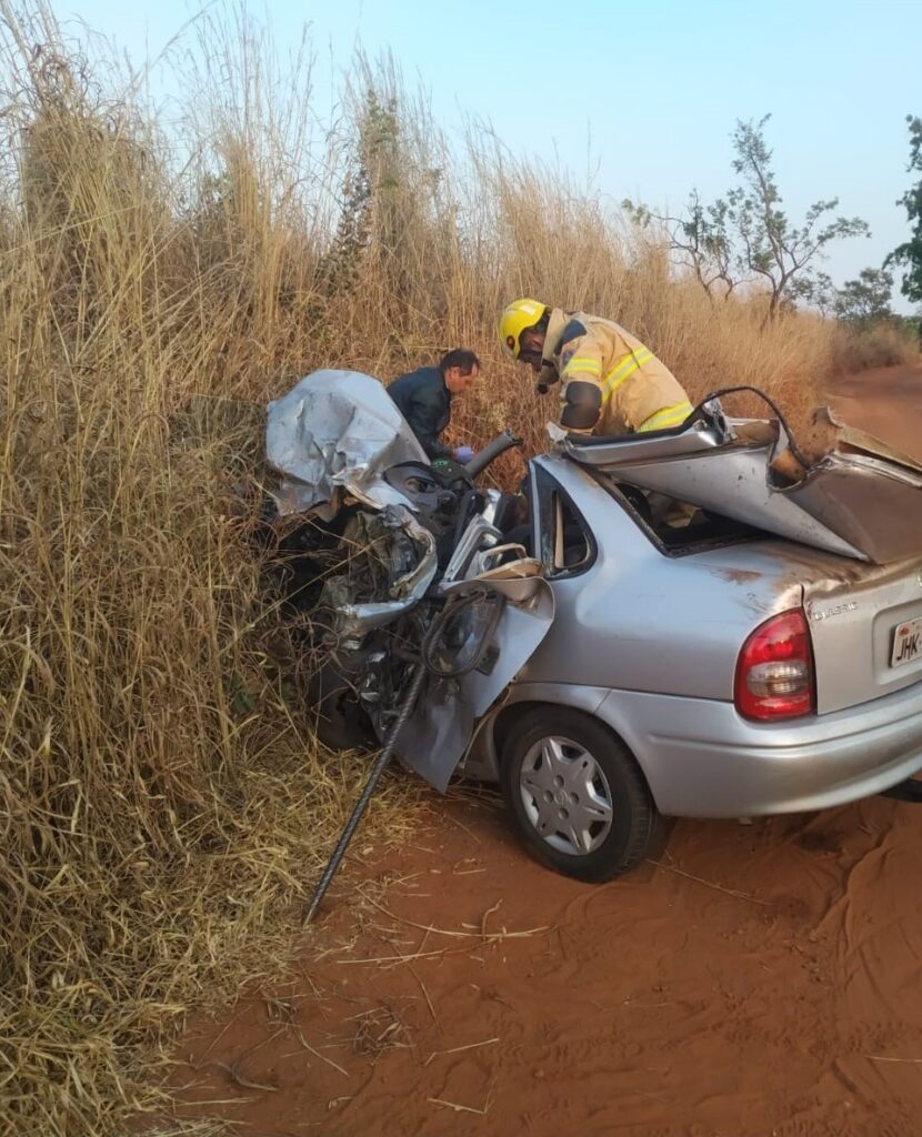 Dois motoristas morrem em acidente entre carros na MGC-452, em Uberlândia - Foto: Divulgação/CBMMG