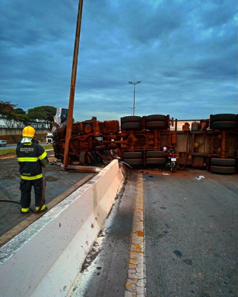 Carreta de areia tomba e interdita o Anel Rodoviário, no bairro São Gabriel, em BH - Foto: Divulgação/CBMMG