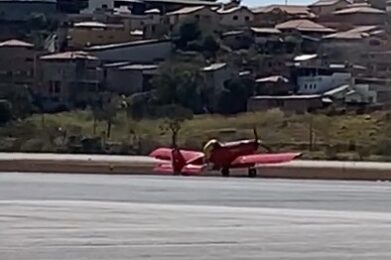 Avião do Corpo de Bombeiros sai da pista ao pousar no Aeroporto da Pampulha, em BH - Foto: Reprodução/Redes Sociais