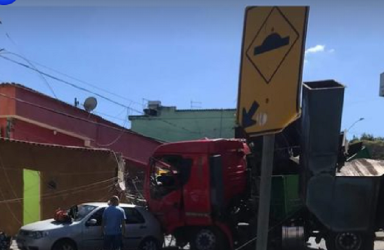 Carreta desgovernada atinge poste, carro e duas casas no bairro Granja Verde, em Betim - Foto: Reprodução/Redes Sociais
