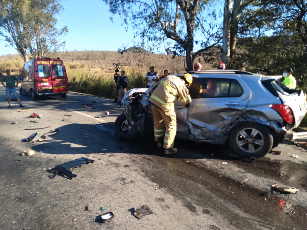 Idoso fica ferida após acidente entre carro e carreta na BR-040, em Cristiano Otoni - Foto: Divulgação/CBMMG