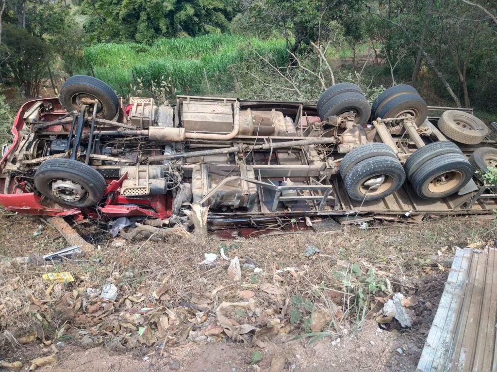 Motociclista morre após acidente com carreta na BR-040, em Esmeraldas - Foto: Divulgação/CBMMG