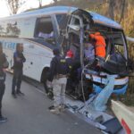 Acidente entre caminhão e ônibus com 46 passageiros deixa um morto na BR-116, em Santa Bárbara do Leste - Foto: Divulgação/CBMMG