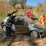 Carro capota e cai em ribanceira na BR-116, entre Muriaé e Miradouro - Foto: Divulgação/CBMMG