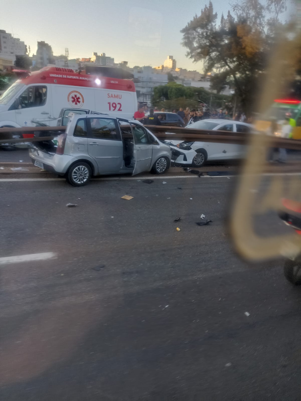 Uma pessoa morre em grave acidente entre quatro carros na BR-381 em Contagem - Foto: Reprodução/Redes Sociais/Por Dentro de Minas