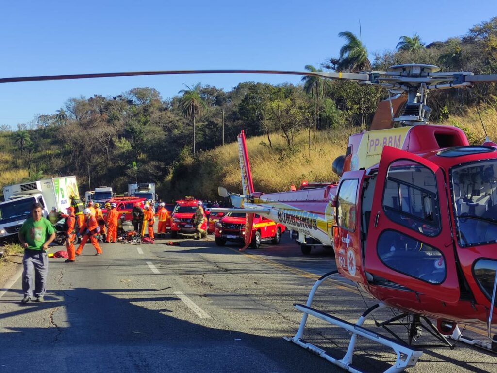 Três pessoas morrem em grave acidente na BR-381, no trevo de Ravena, em Sabará - Foto: Divulgação/CBMMG