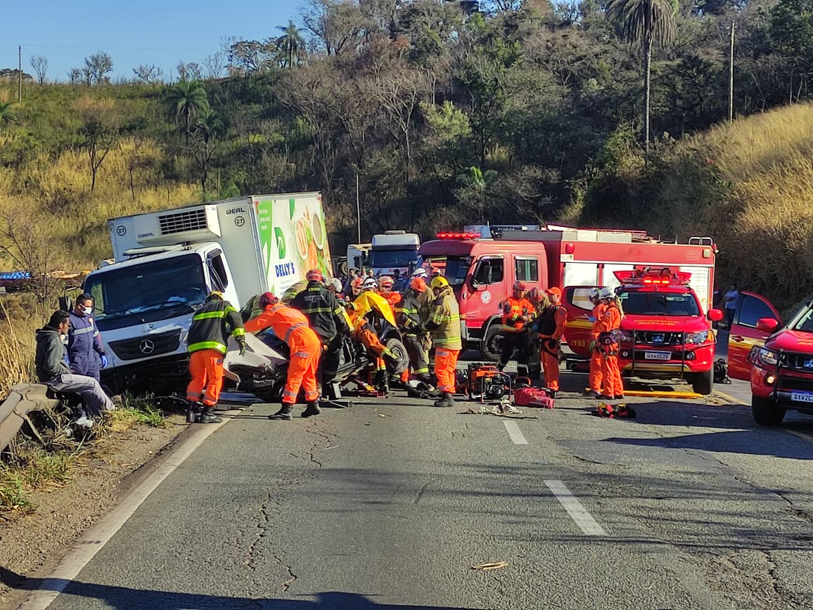 Três pessoas morrem em grave acidente na BR-381, no trevo de Ravena, em Sabará - Foto: Divulgação/CBMMG