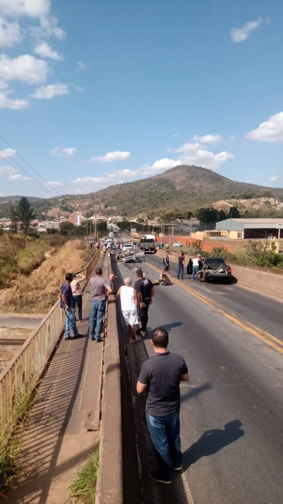 Grave acidente entre caminhão e carros interdita a BR-381, em Sabará - Foto: Reprodução/Redes Sociais