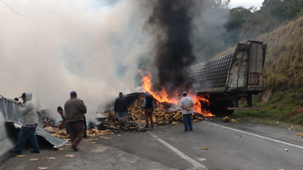 Caminhão tomba, pega fogo e interdita trecho da Rodovia Fernão Dias, em Cambuí - Foto: Reprodução/Redes Sociais