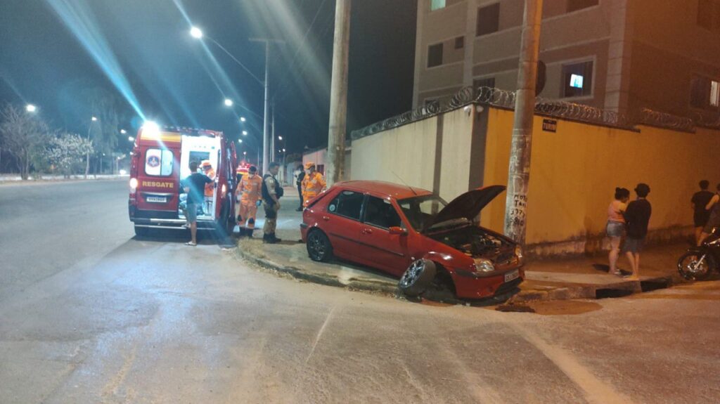 Motorista fica ferido após carro bater contra poste no bairro Jardim Europa, em Sete Lagoas - Foto: Divulgação/CBMMG