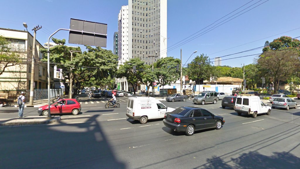 Motociclista fica ferida após bater em árvore na Avenida do Contorno, em BH - Foto: Reprodução/Google Street View