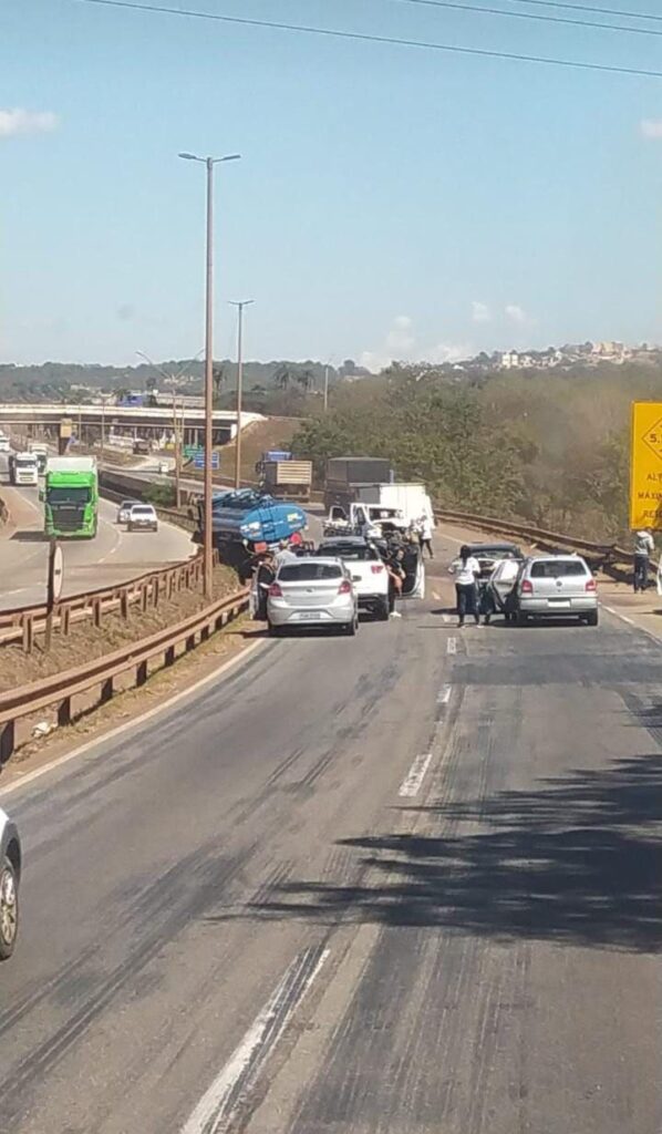 Acidente entre carreta deixa ferido e interdita pista da Rodovia Fernão Dias, em São Joaquim de Bicas - Foto: Reprodução/Redes Sociais