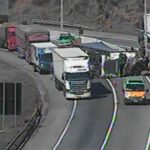 Carreta tomba e interdita pista da Rodovia Fernão Dias, em Carmo da Cachoeira - Foto: Divulgação/Arteris Fernão Dias