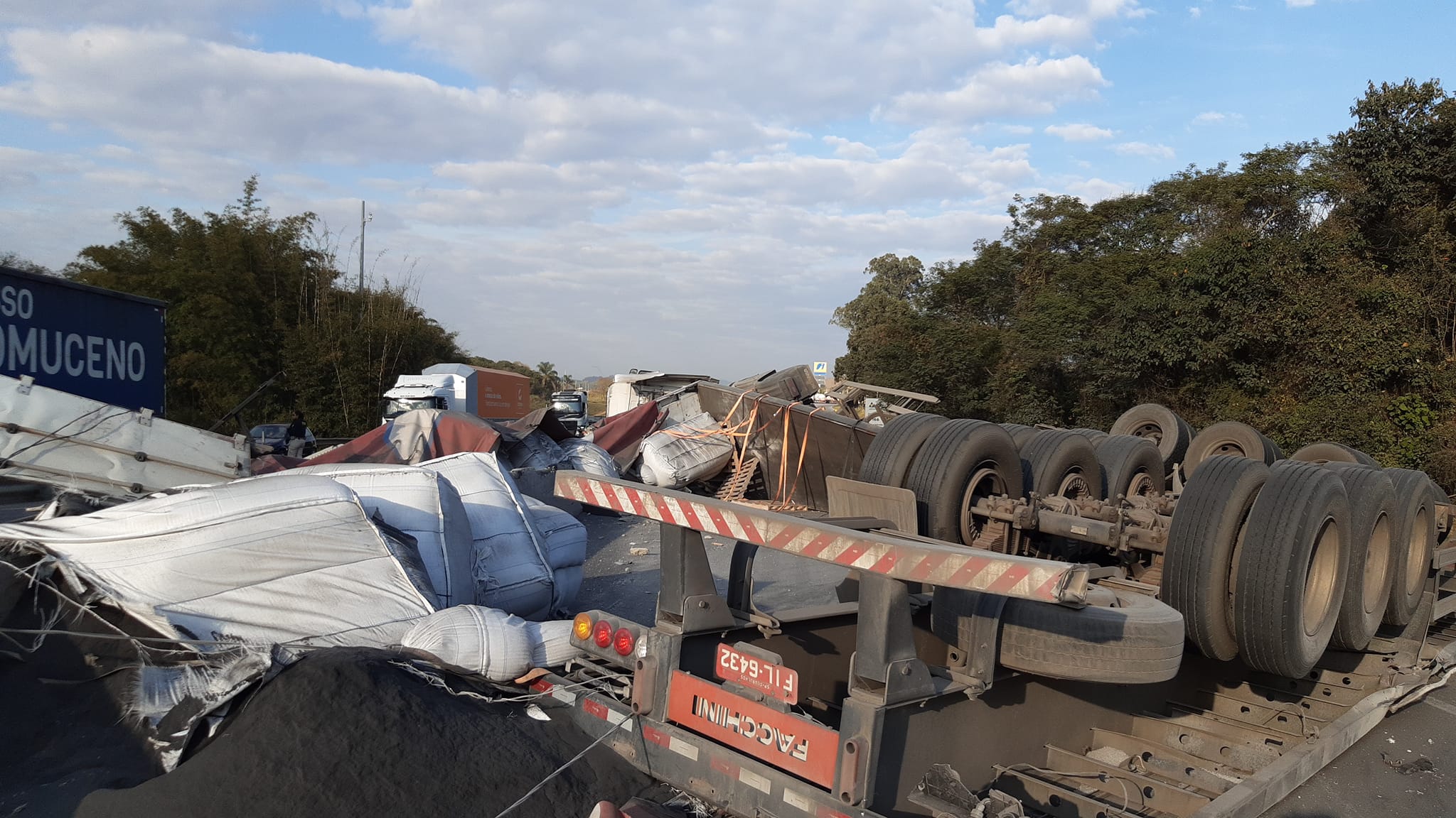 Carreta tomba e interdita Rodovia Fernão Dias, em Estiva - Foto: Reprodução/Redes Sociais