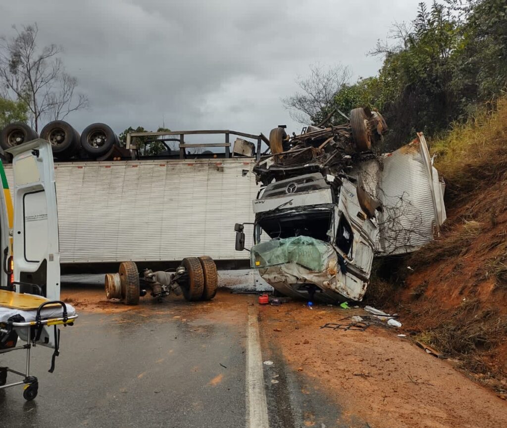 Carreta tomba e interdita Rodovia Fernão Dias, em Pouso Alegre - Foto: Reprodução/Redes Sociais