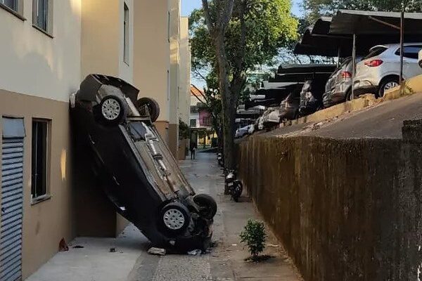 Mulheres ficam feridas após carro cai de estacionamento no bairro Floramar, em BH - Foto: Divulgação